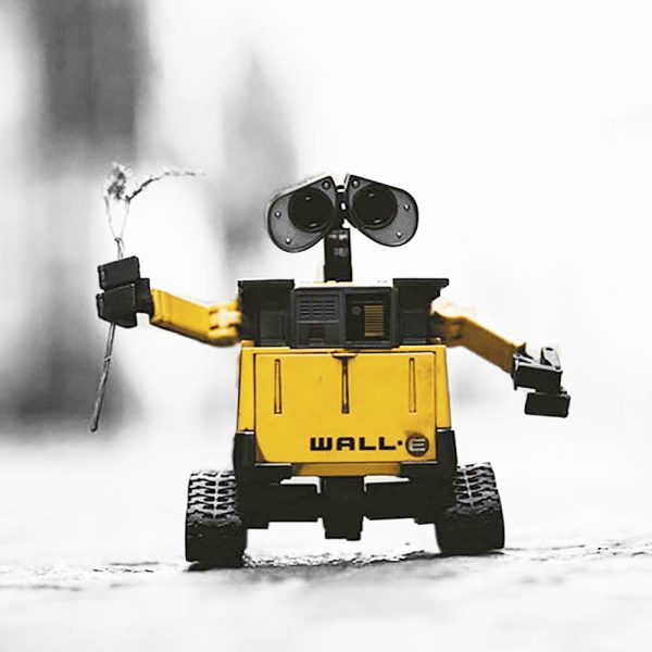 robot Wall-e tenant une branche