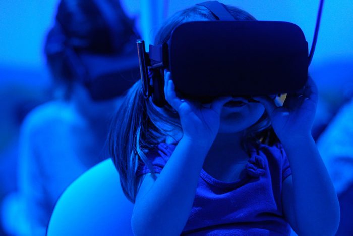 jeune enfant réalisant une expérience en réalité virtuelle