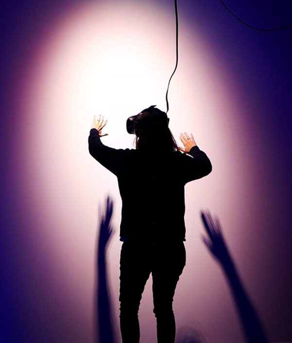 Image d'une femme réalisant une expérience en réalité virtuelle, marketing immersif